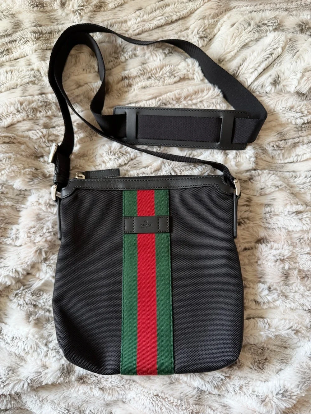 Authentic Gucci Techno Web Canvas Black Messenger Bag Green/Red Sherry Line Stap